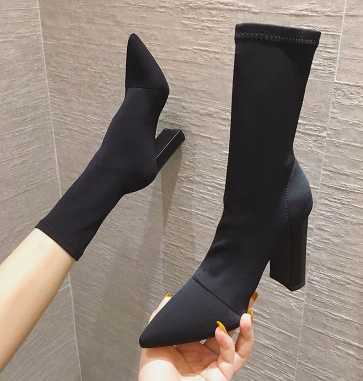 Сатин бүдүүн өсгийт 