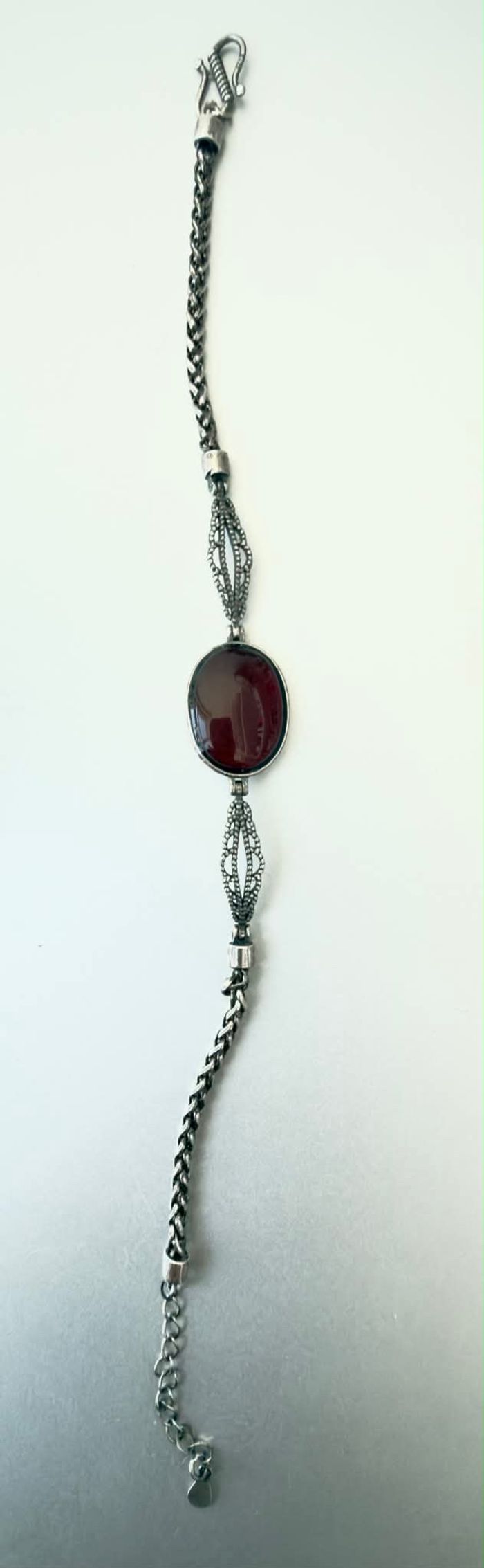 Анар, мөнгөн бугуйвч