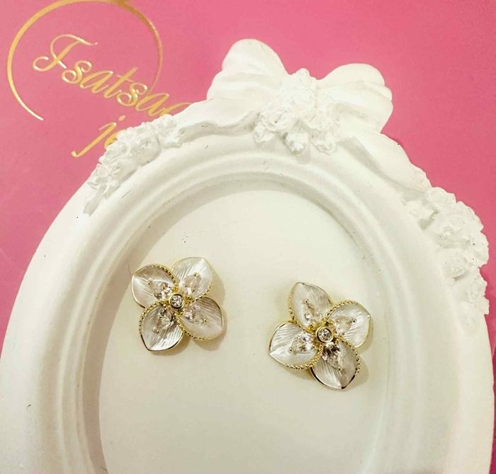 Цэцэгтэй ээмэг