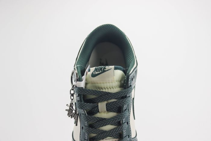 Nike SB Dunk Low x Stussy 133