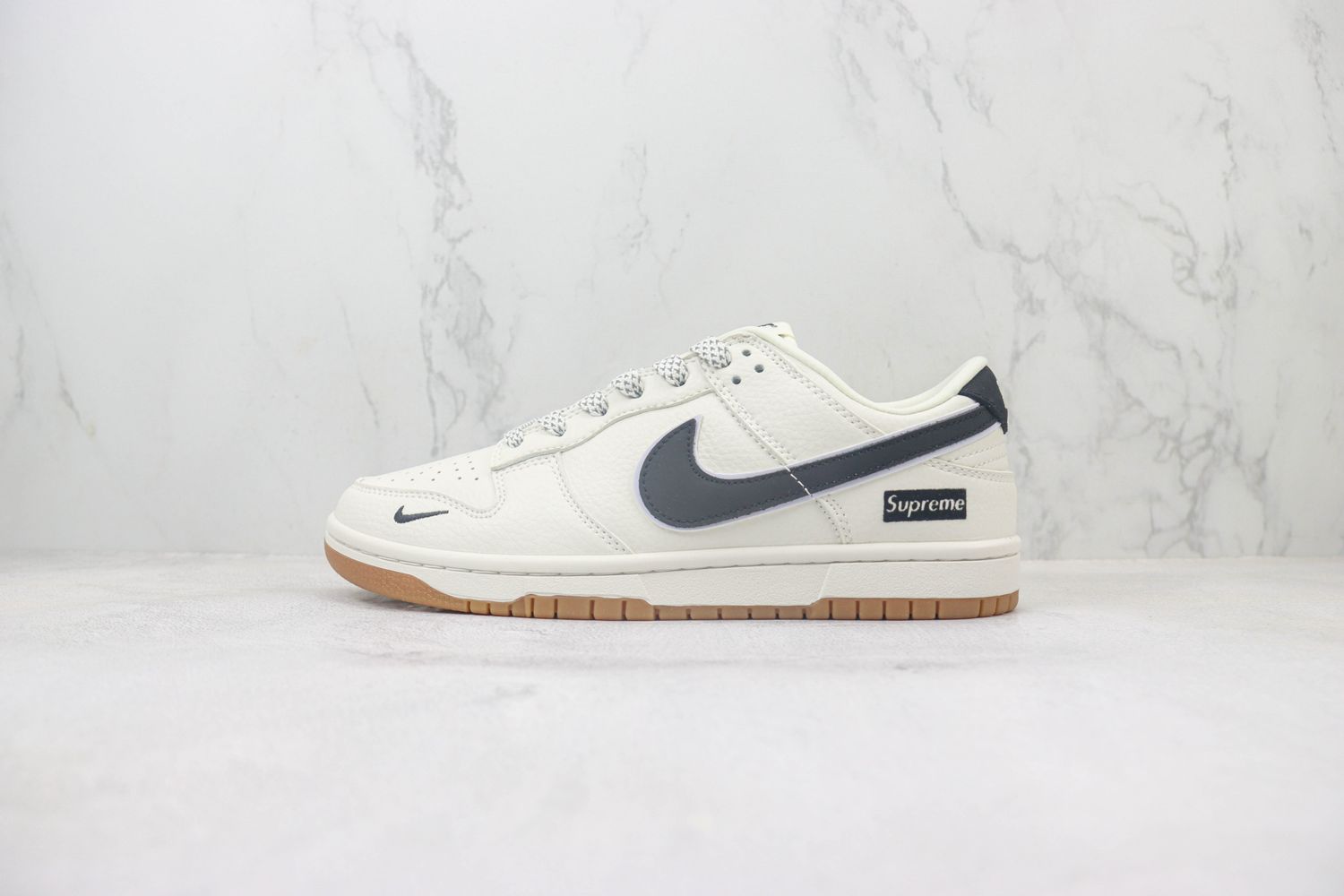 Nk SB Dunk Low x supreme 121