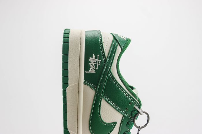 Nike SB Dunk Low x Stussy 117