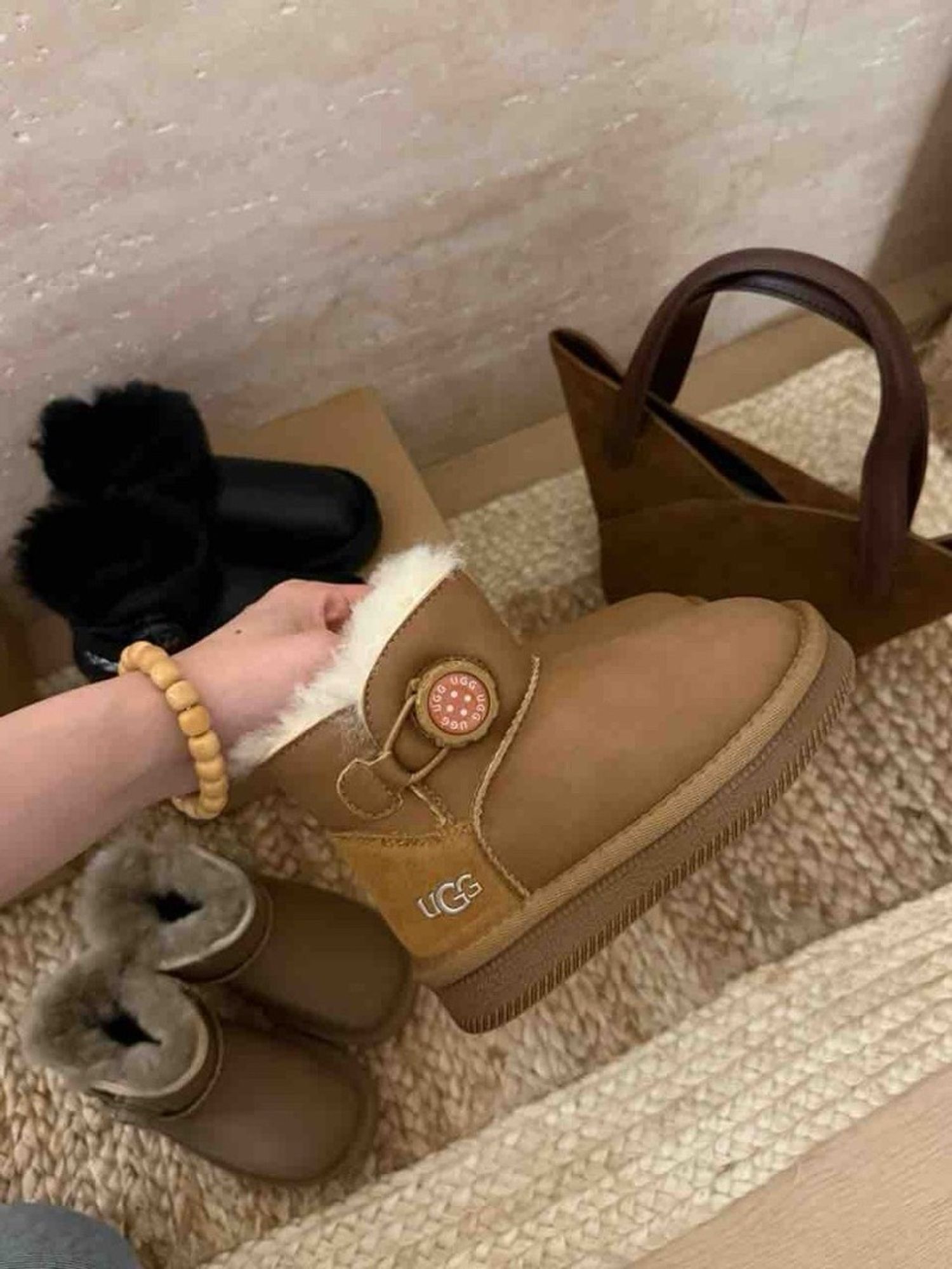 Хүүхдийн нэхий гутал захиалгаар 