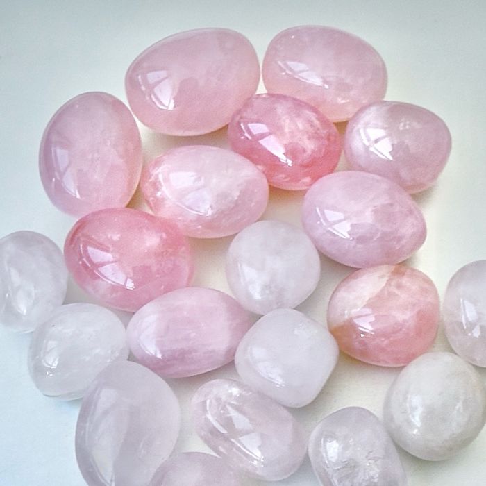 Өнгөлсөн ягаан болор чулуу