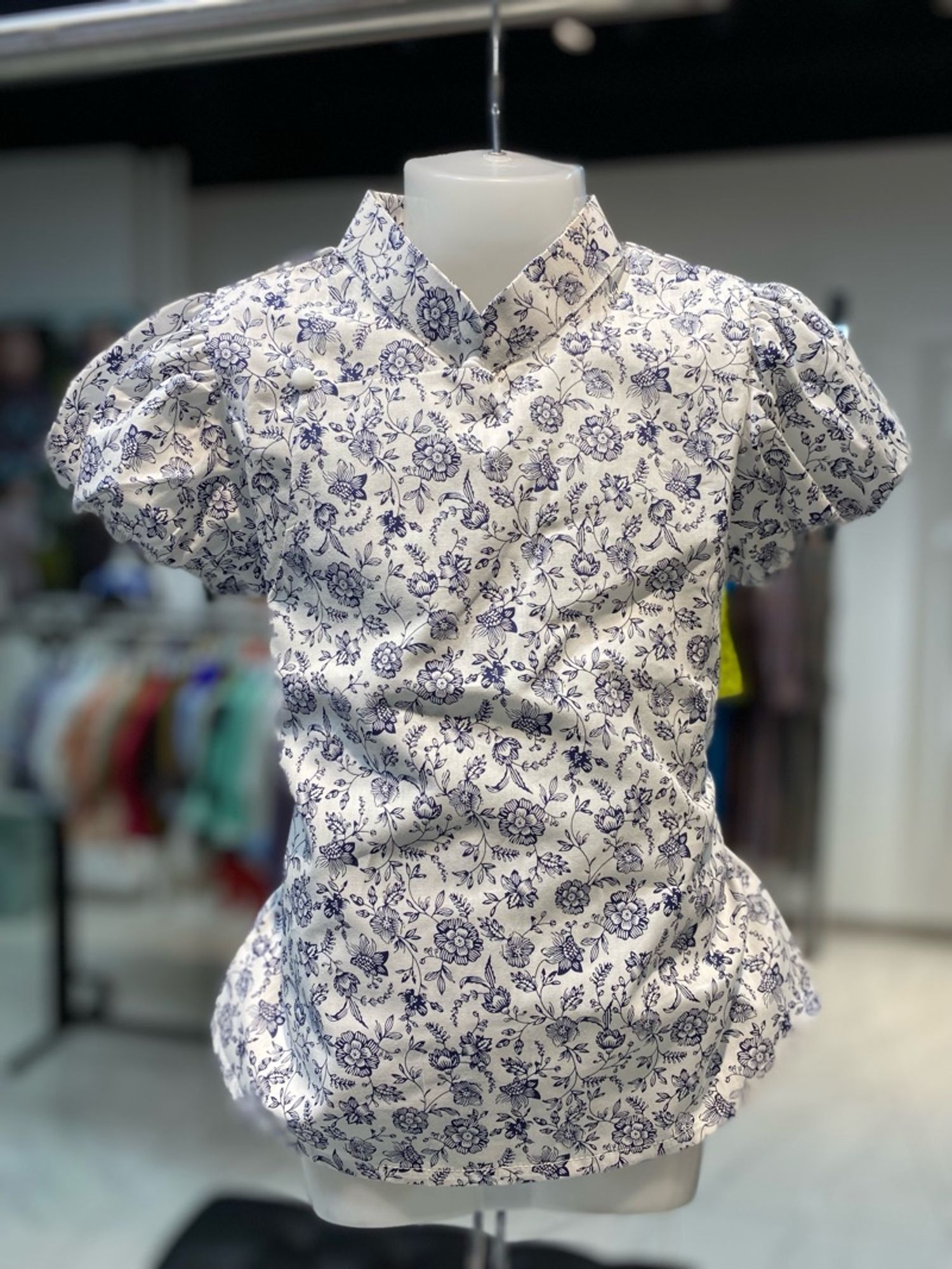 Хөх цэцэгтэй дэрвэгэр цамц