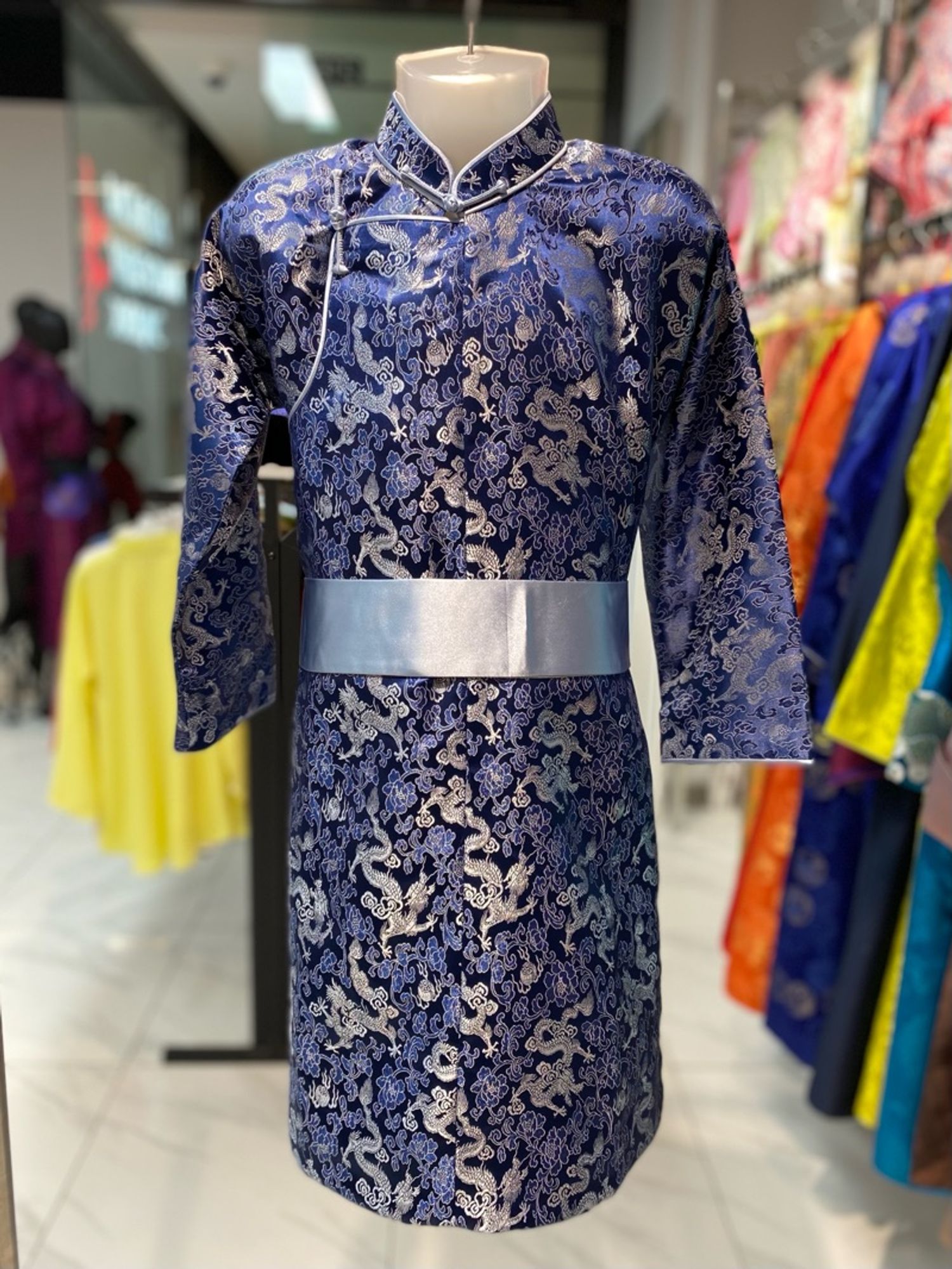 Цэнхэр луутай торгон дээл