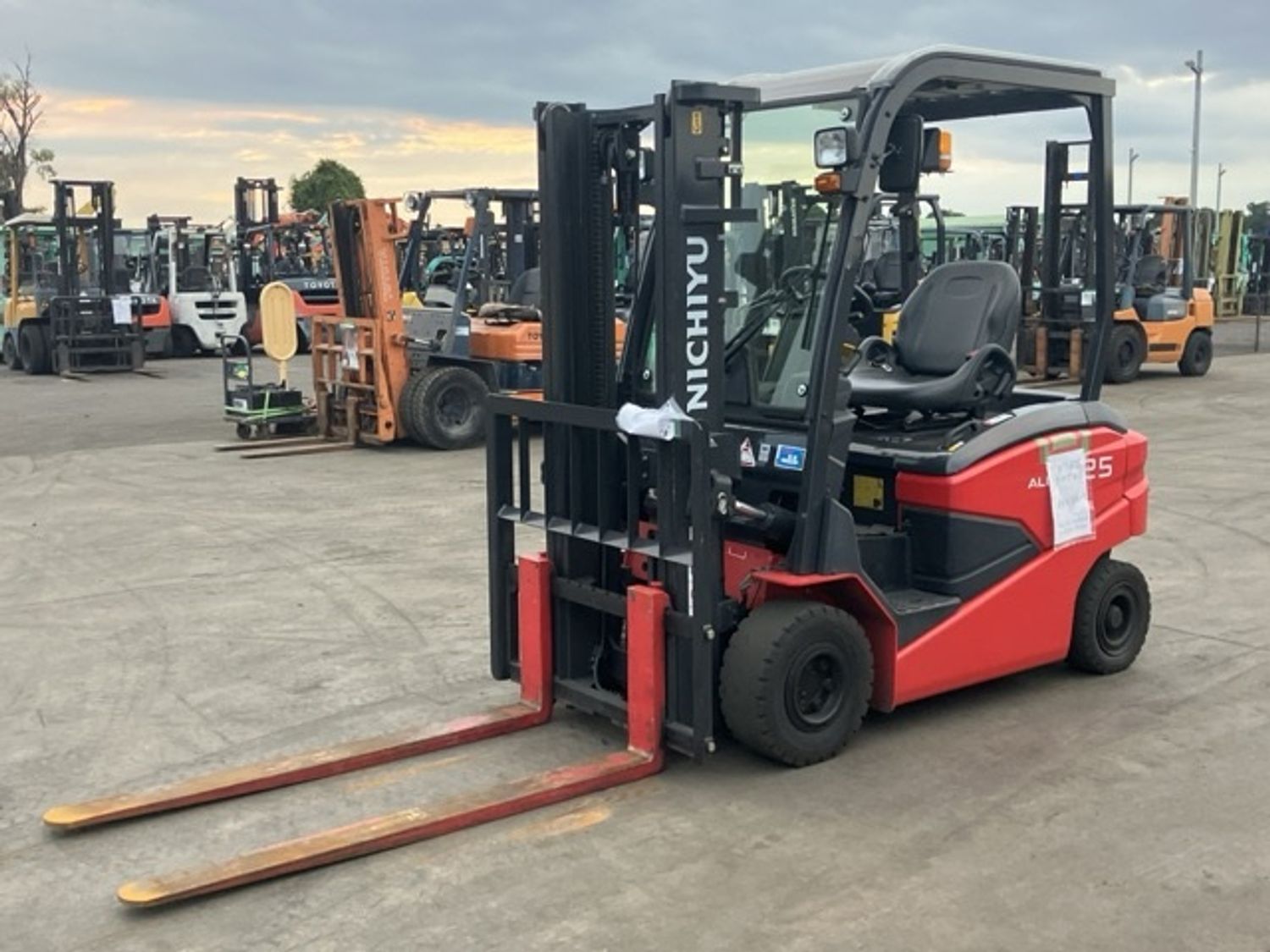Nichiyu forklift 2.5 ton цахилгаан