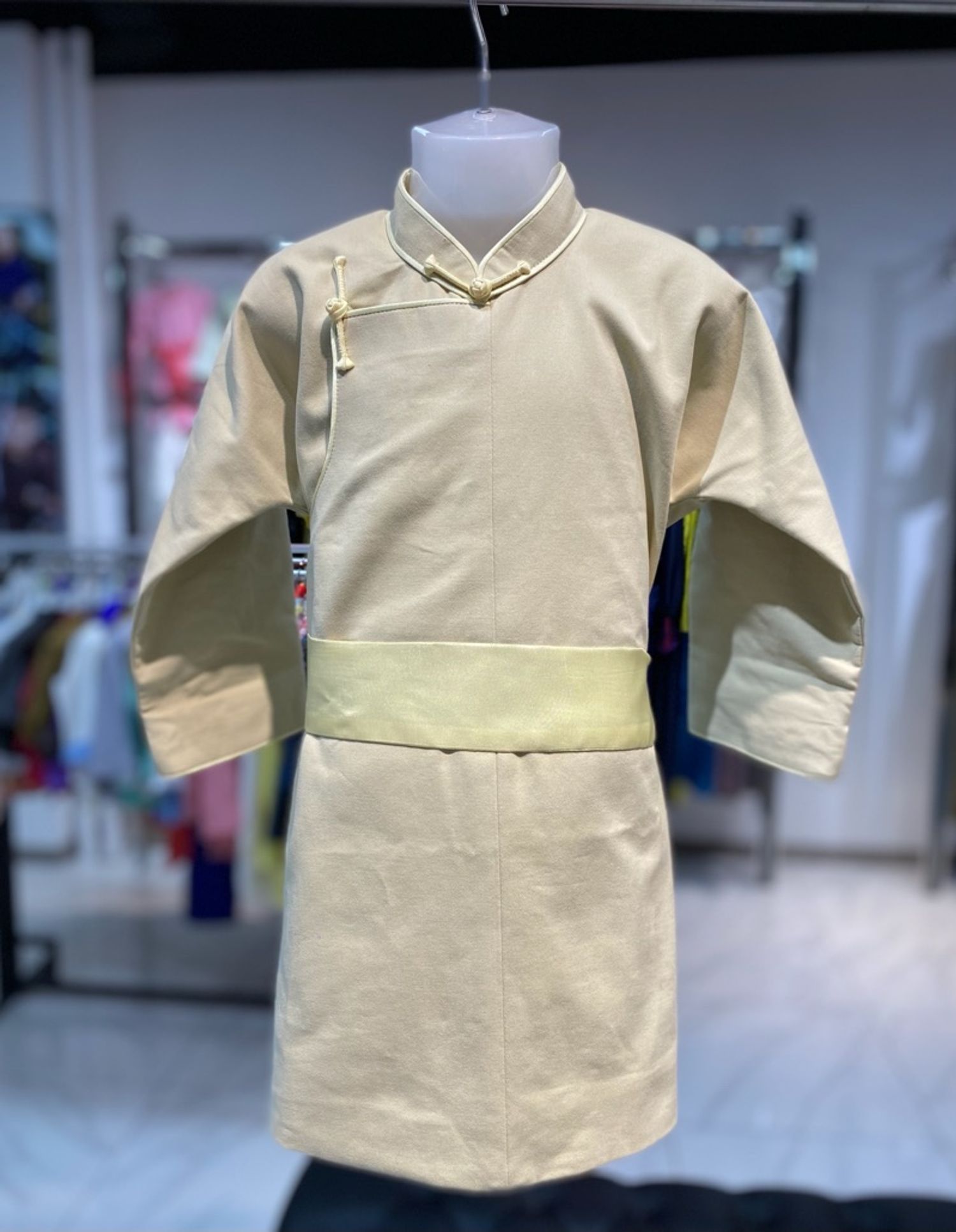 Цайвар шаргал даавуун дээл