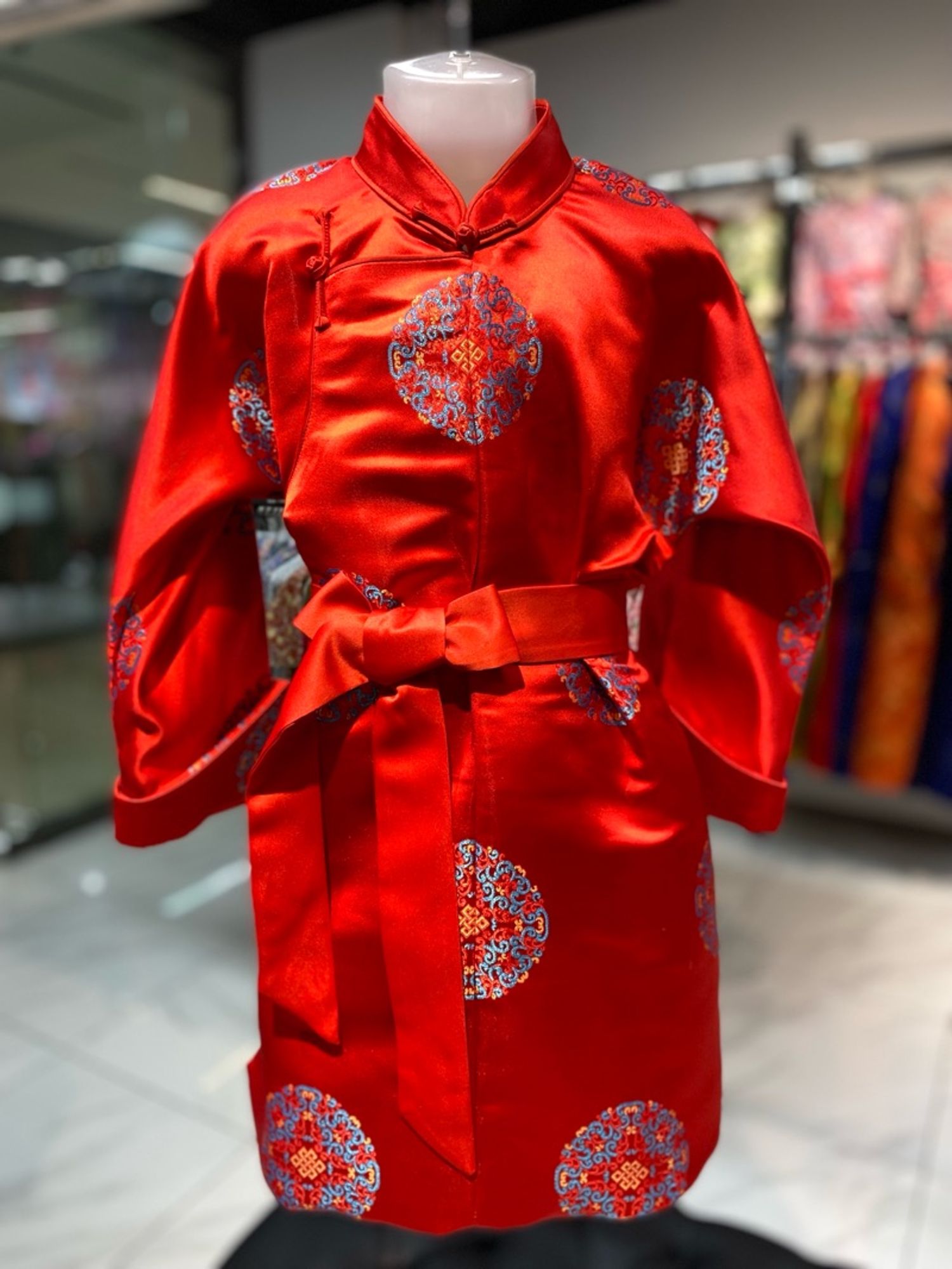 Дугуй хээтэй улаан торгон дээл