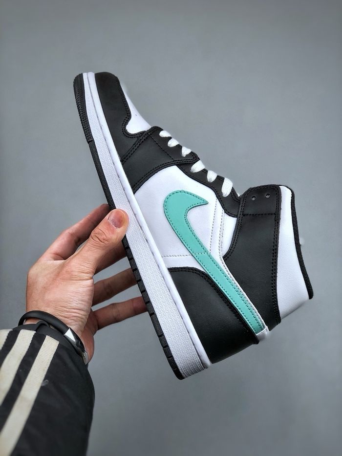 Air Jordan 1 Mid “Green Glow”