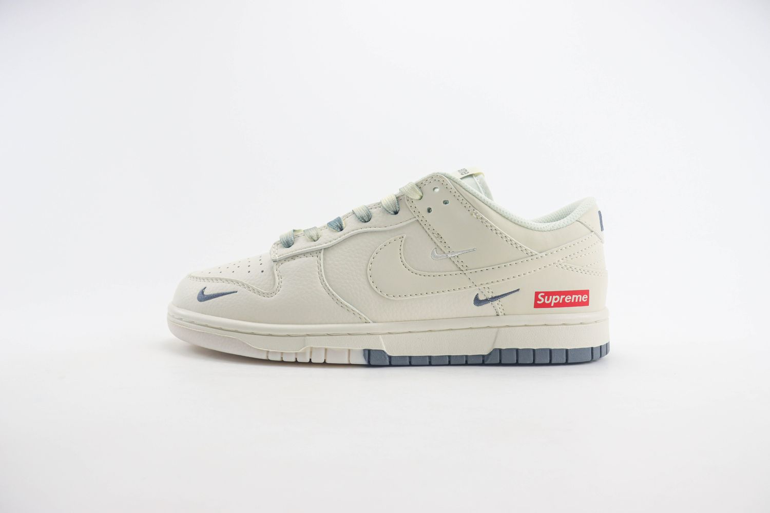 Nike SB Dunk Low x supreme 105