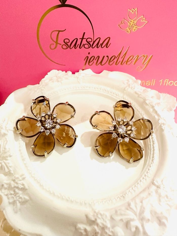 Цэцэгтэй ээмэг