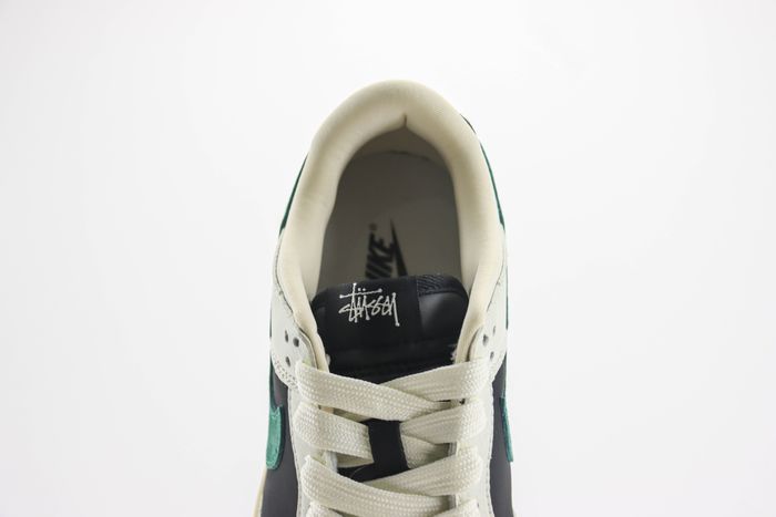 Nike SB Dunk Low x Stussy 103