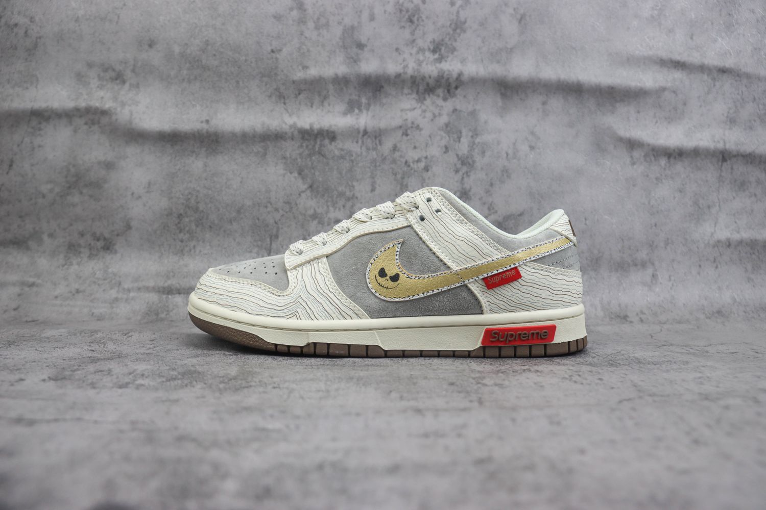 Nk SB Dunk Low x Supreme 