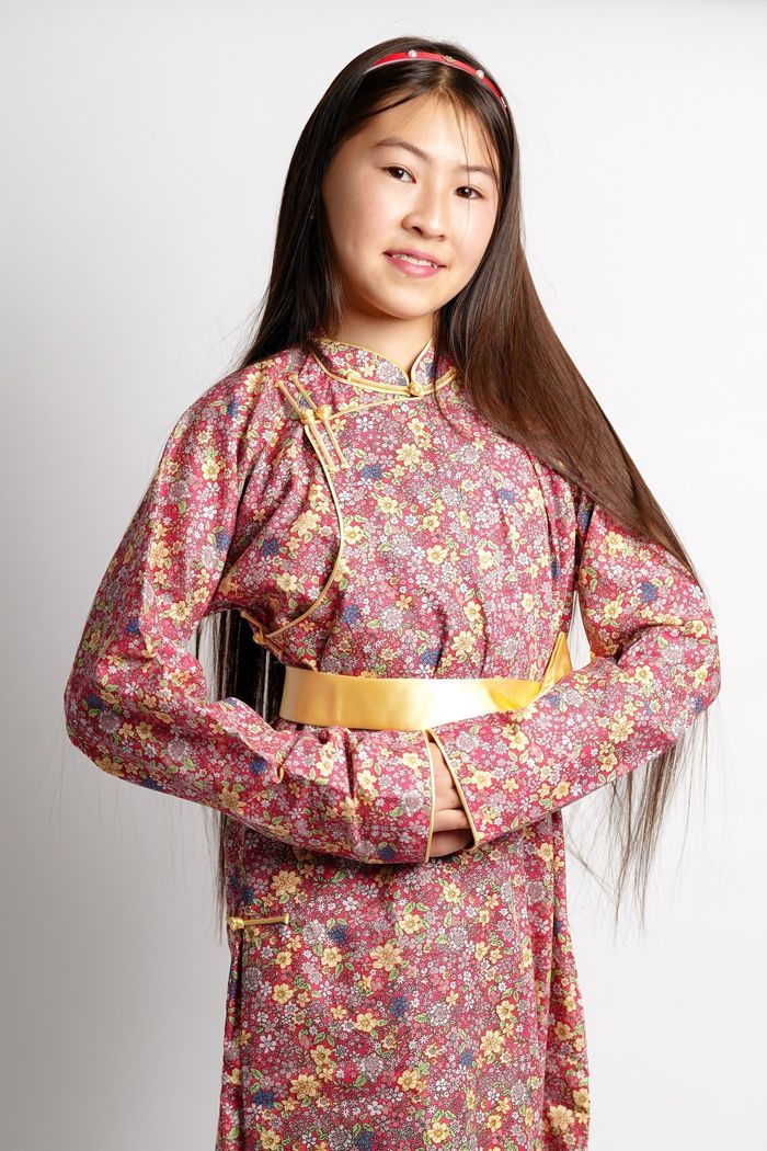 Цэцгэнд умбасан хүрэн ягаан дээл