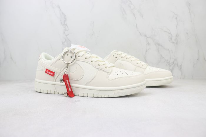 Nike SB Dunk Low x supreme