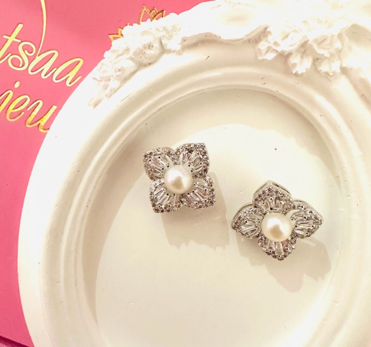 Сувдтай ээмэг