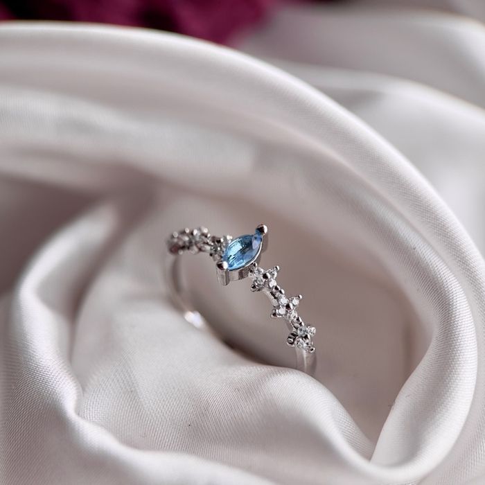 Усан биндэрьяа шигтгээтэй бөгж