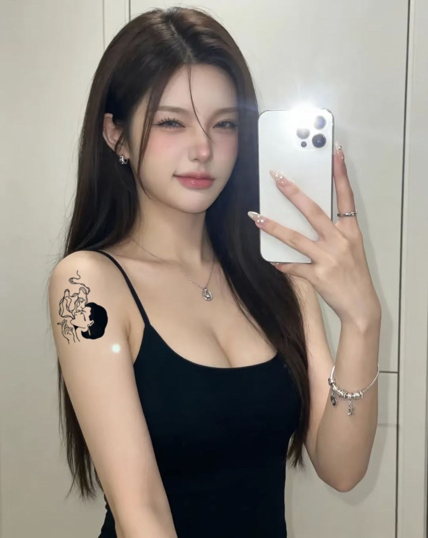 Smoking Woman Усан шивээс