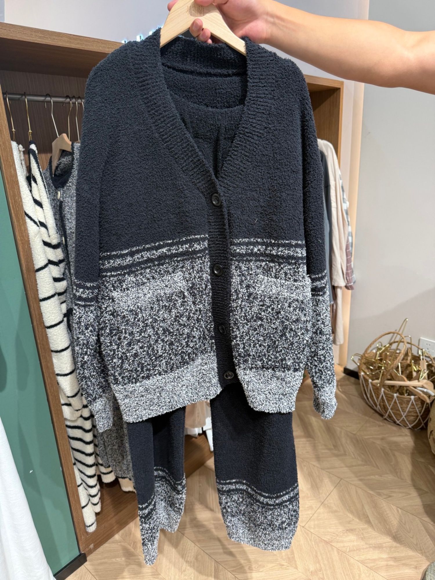 Эрэгтэй гэрийн зөөлөн, дулаан, сайн чанарын материалтай хос хувцас