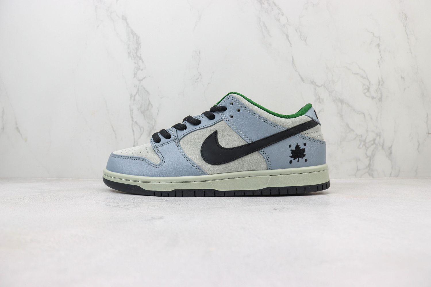 Nike Dunk SB Low Maple Leaf