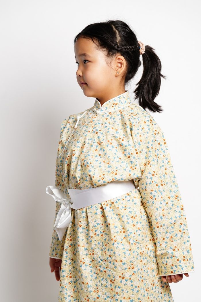 Цэцгэн хээтэй шаргал дээл