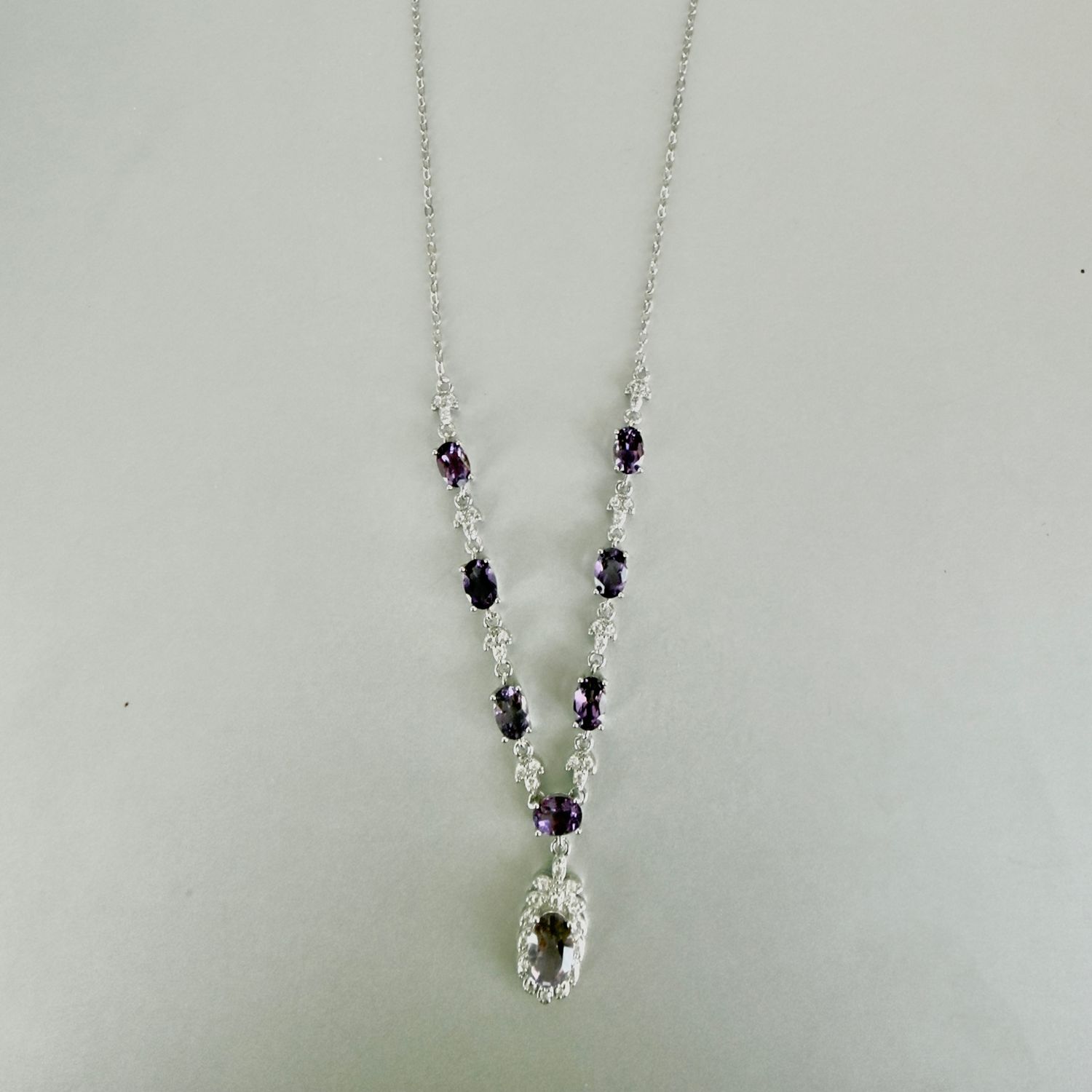 Нил ягаан болор, мөнгөн зүүлт