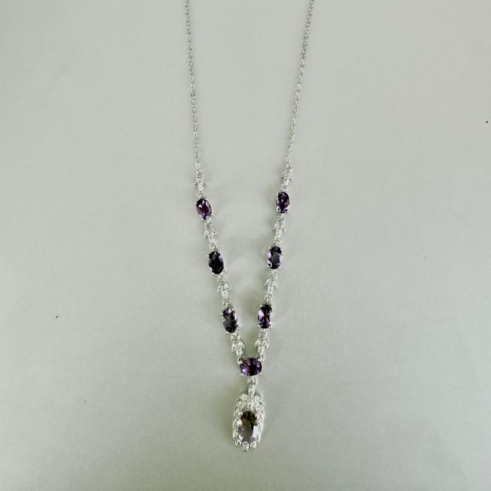 Нил ягаан болор, мөнгөн зүүлт