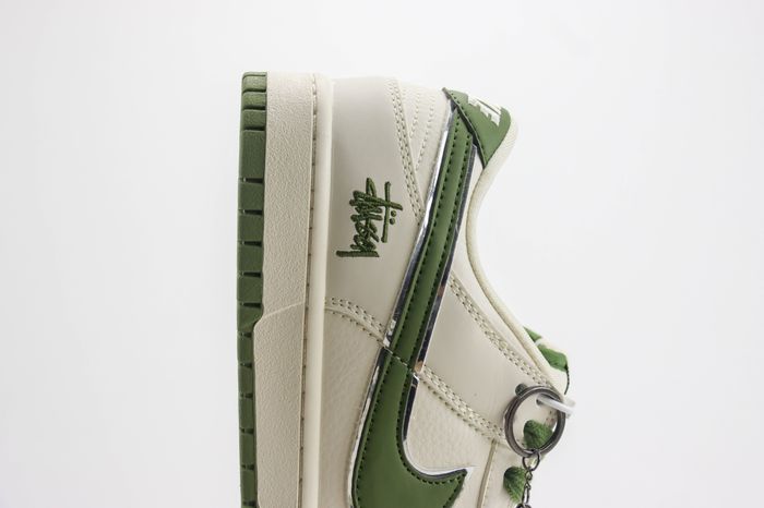 Nike SB Dunk Low x Stussy 126