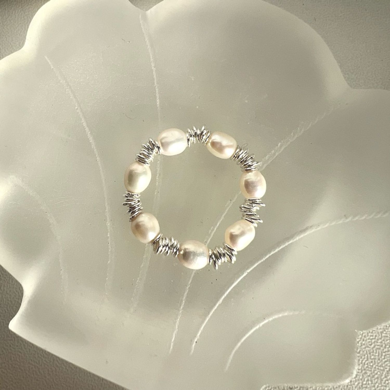 Байгалийн сувд, мөнгөн бөгж