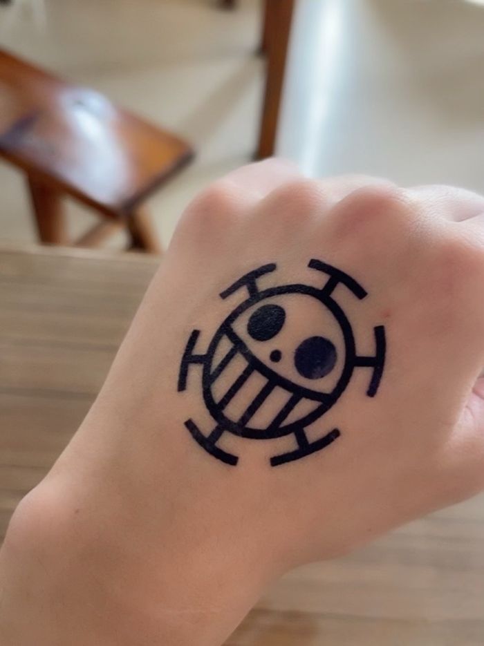 Уан Пийс Law Усан шивээс