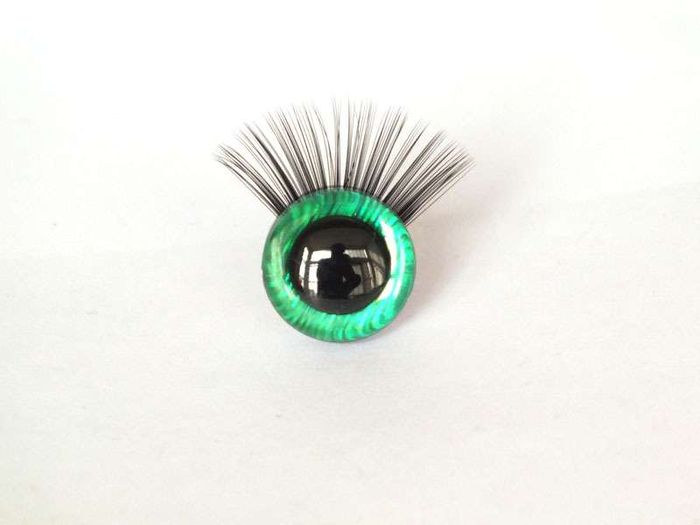 Сормуустай нүд ногоон