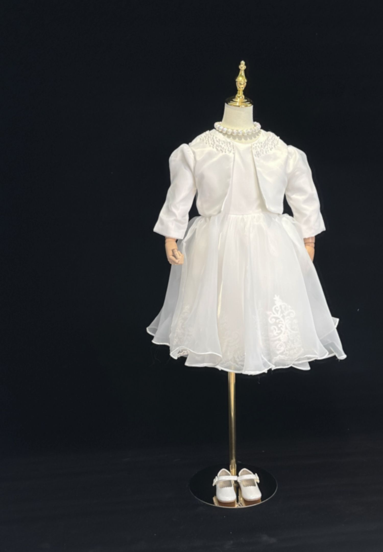 Хүндэтгэлд өмсөх цагаан пиджактай даашинз