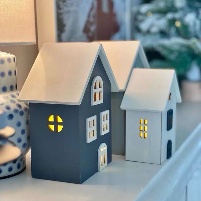 Гэрэлтэй модон байшин