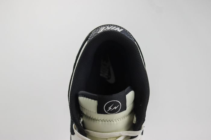 Nike SB Dunk Low 213