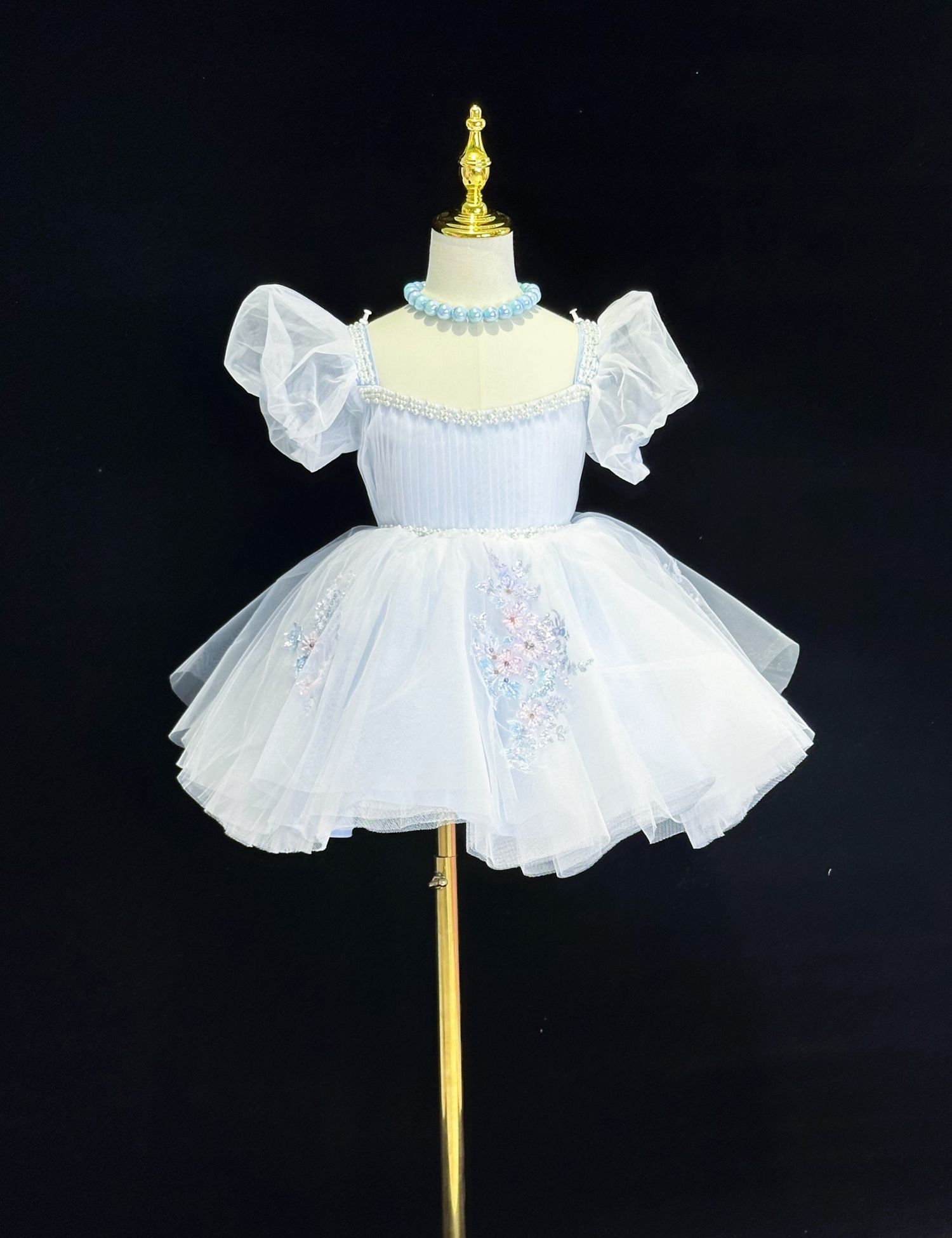 Дэрэвгэр хормойтой гоёлын цэнхэр даашинз