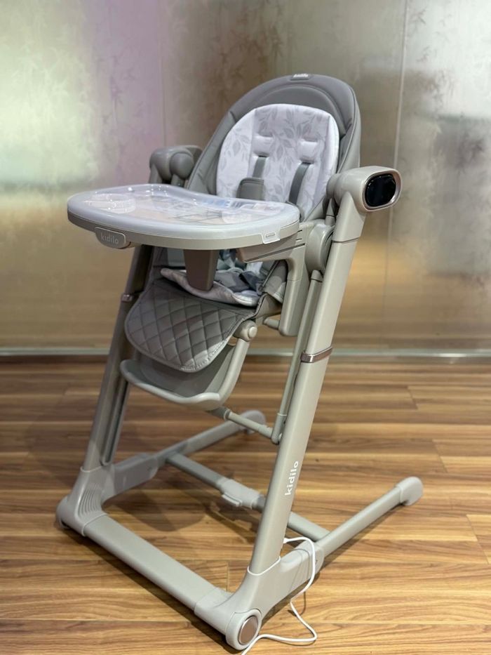 Бүүвэйлэгчтэй хоолны ширээ 