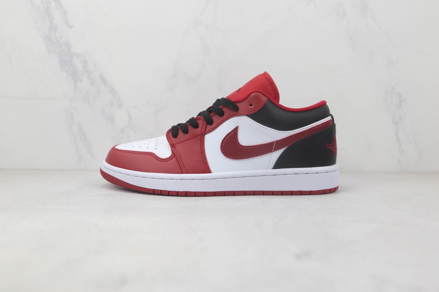 Jordan 1 Low Bulls