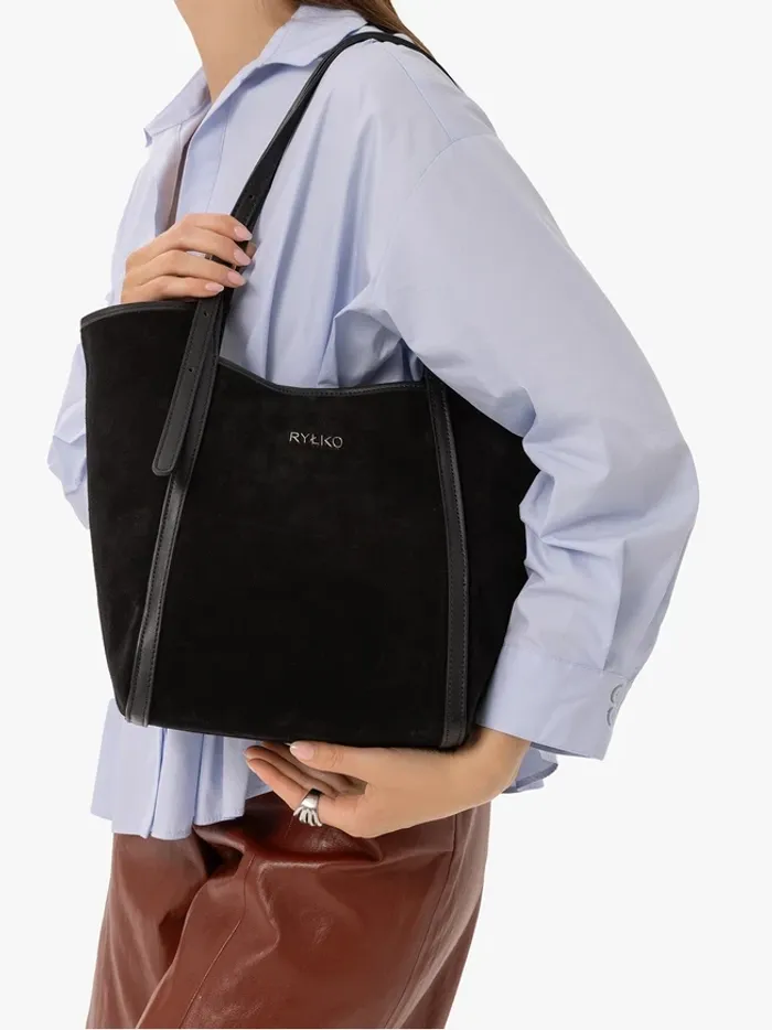 Black medium-sized handbag