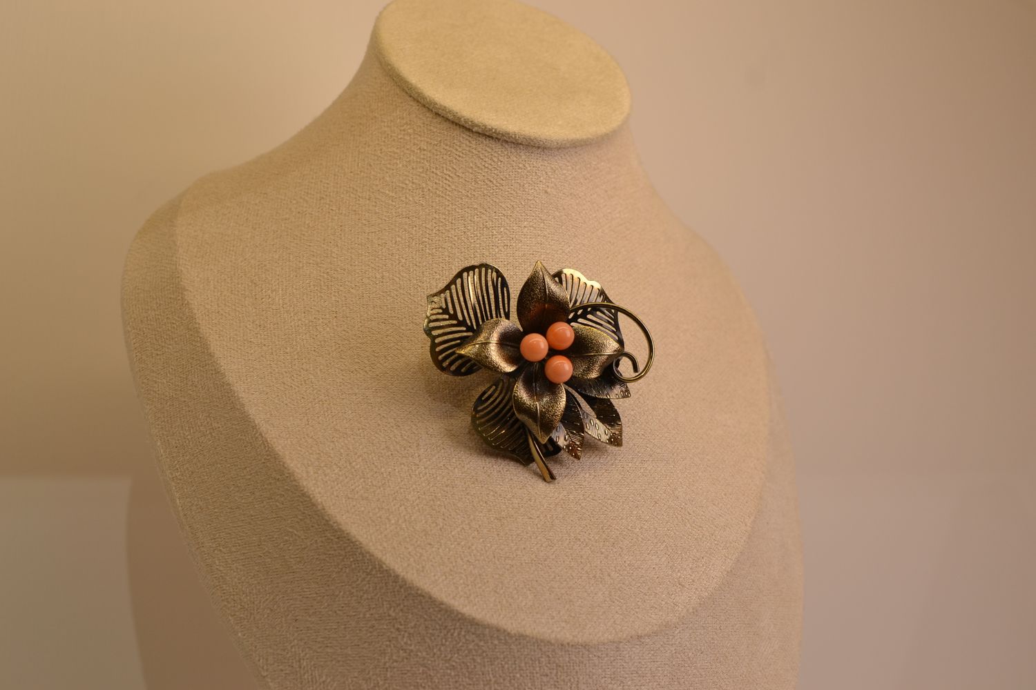 шүрэн шигтгээт энгэрийн зүү