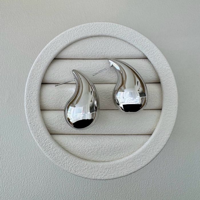 Drop earrings / medium /