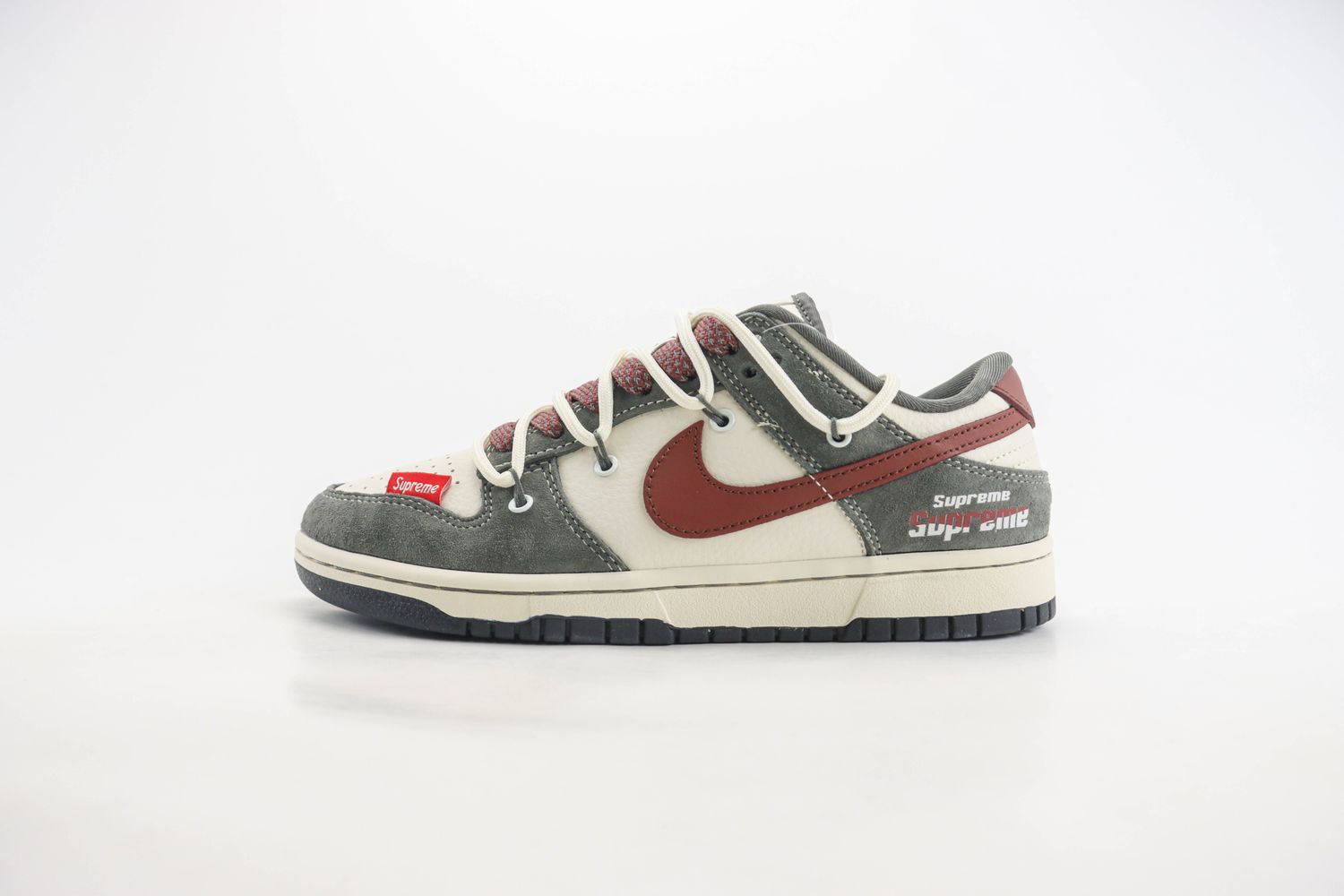 NK SB Dunk Low  supreme 39