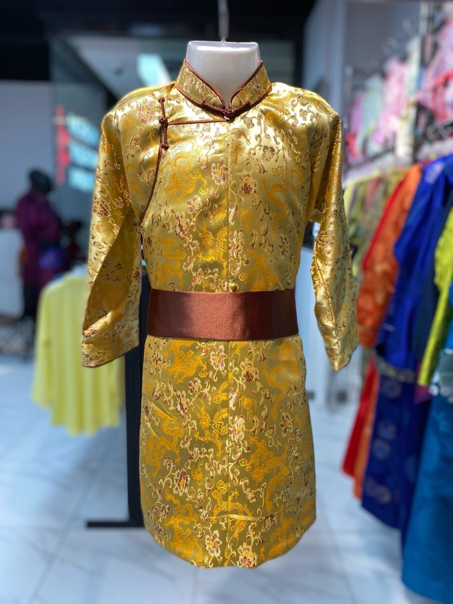 Шар луутай торгон дээл