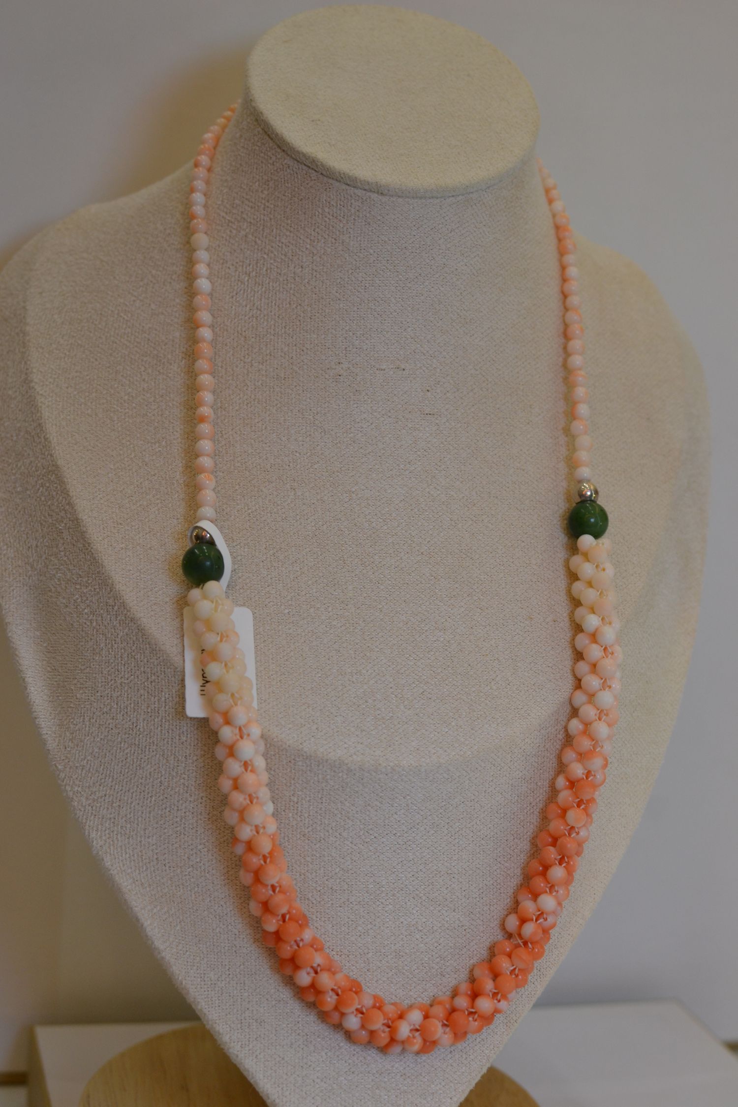 ягаан, цагаан шүрэн зүүлт