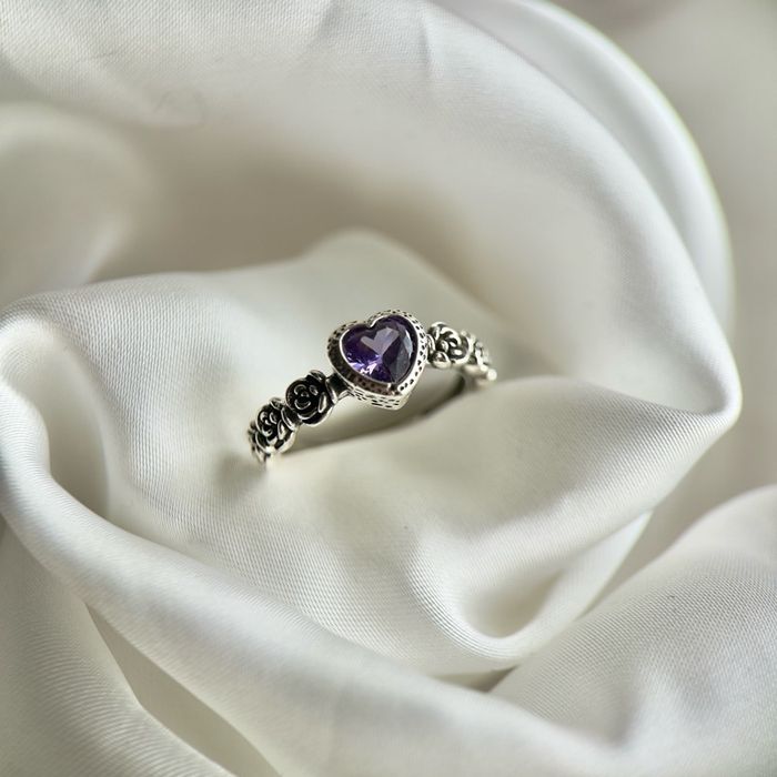 Нил ягаан болор шигтгээтэй бөгж