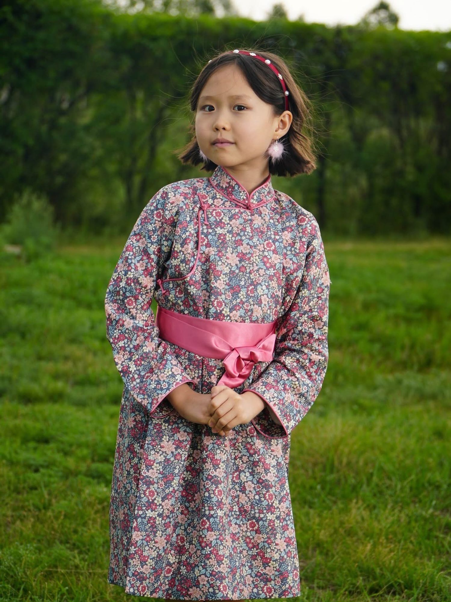 Цэцгэн хээтэй саарал дээл