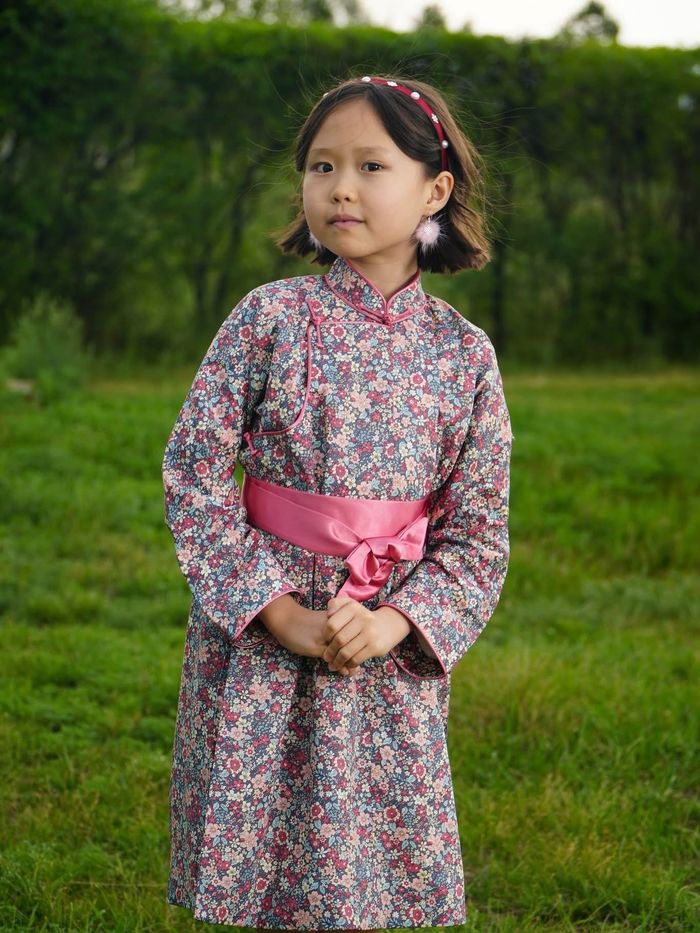 Цэцгэн хээтэй саарал дээл