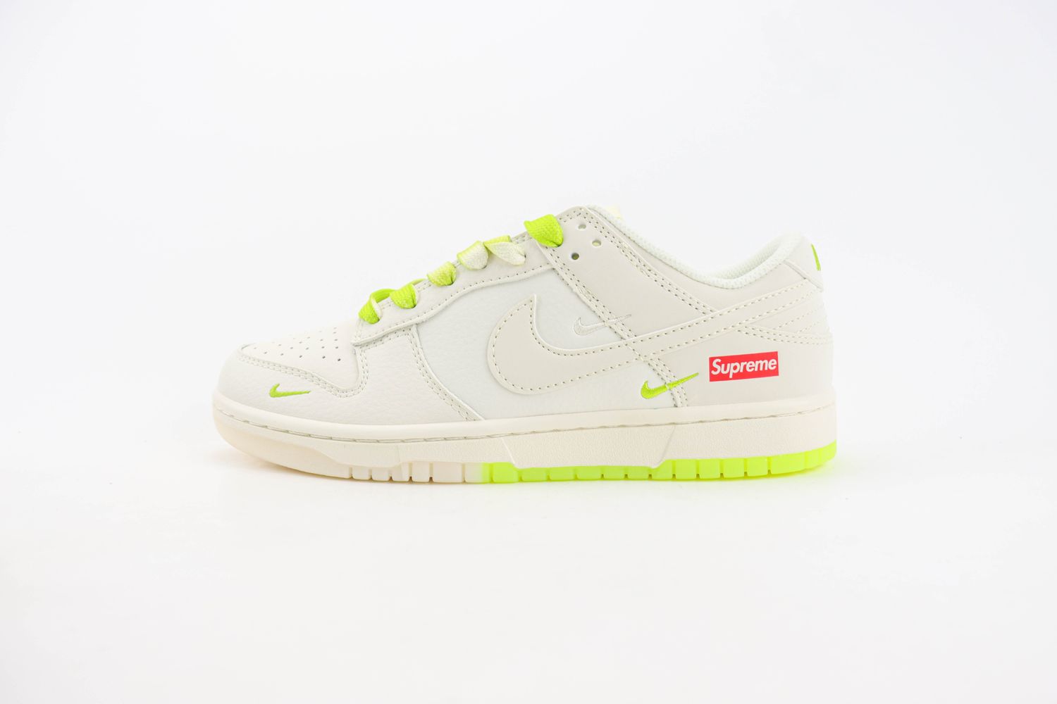 Nike SB Dunk Low x supreme 28