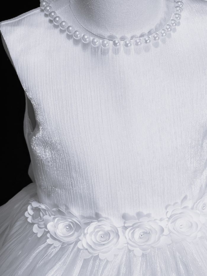 Хүзүүндээ сувдтай гоёмсог цагаан даашинз