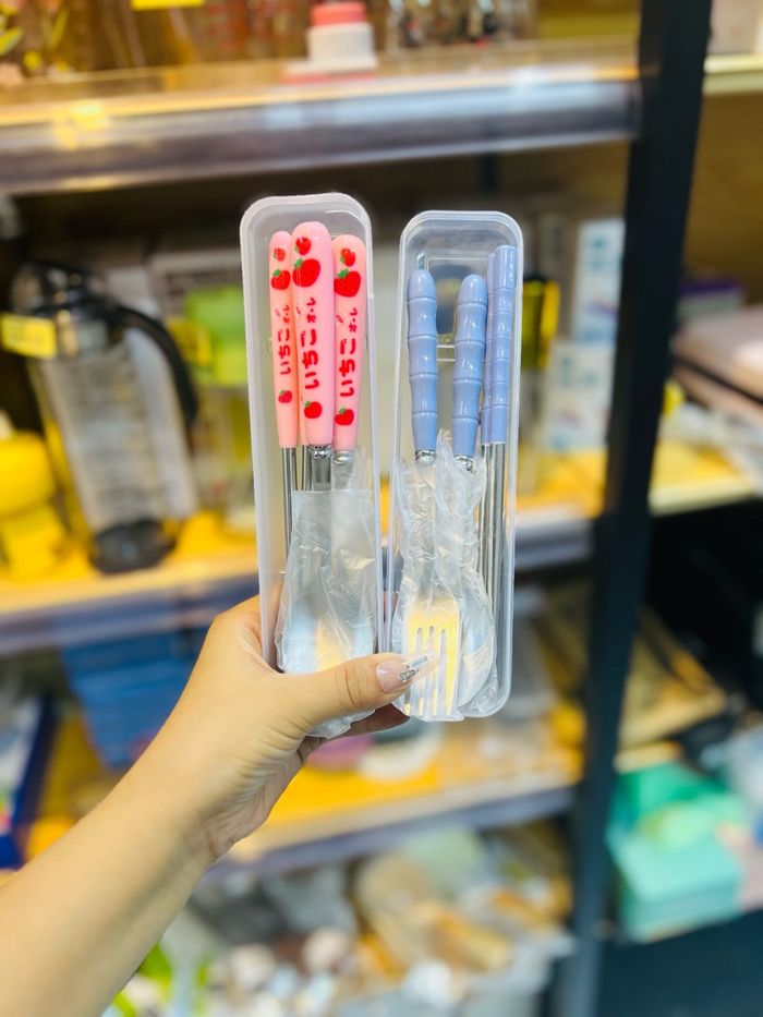 Халбага сэрээ зөөврийн савтай